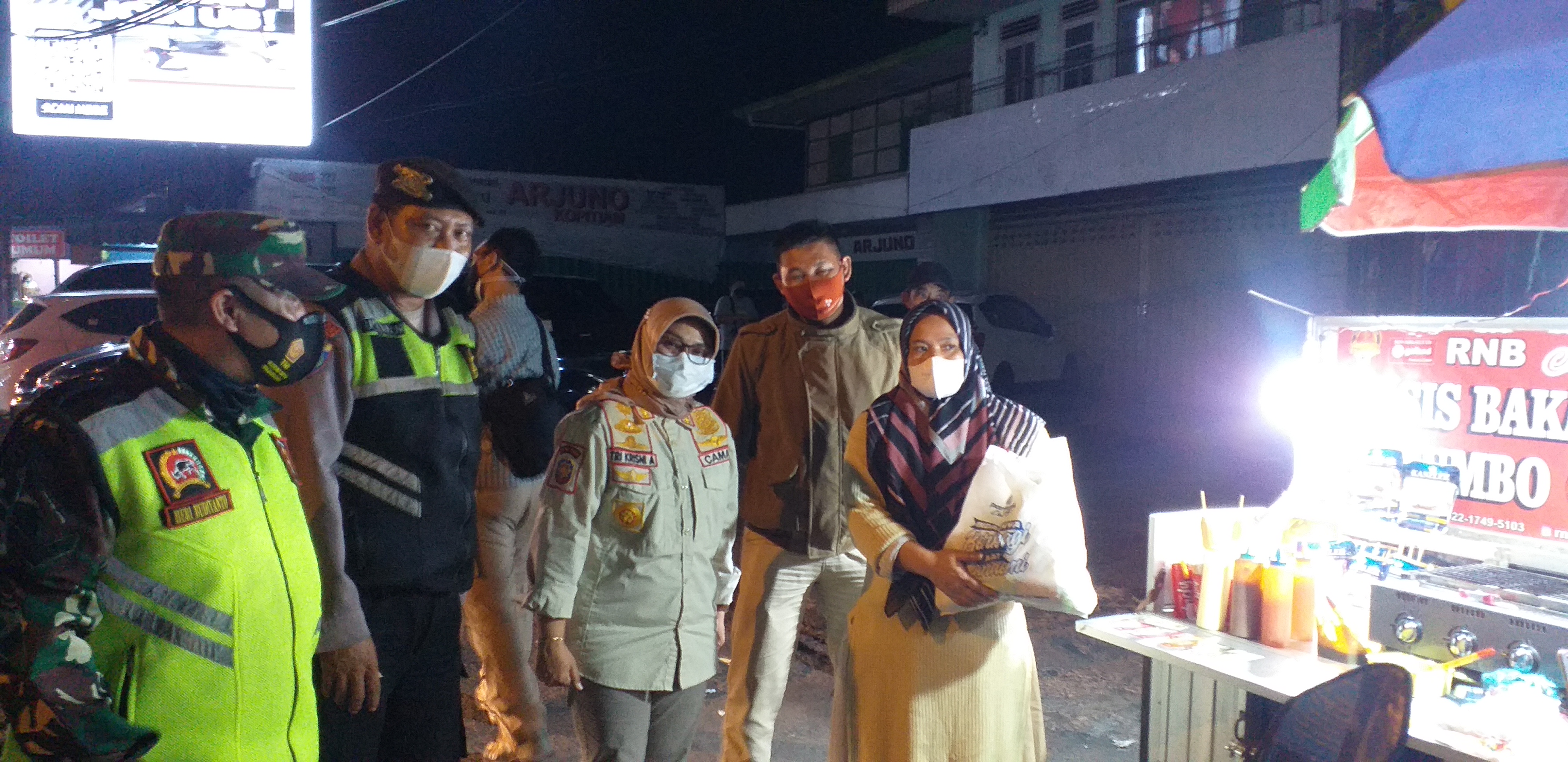 Pemberian Bantuan Sembako bagi PKL